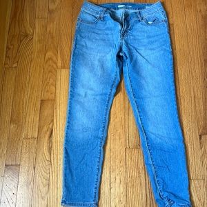 Old Navy super skinny jeans. Size 6 petite.